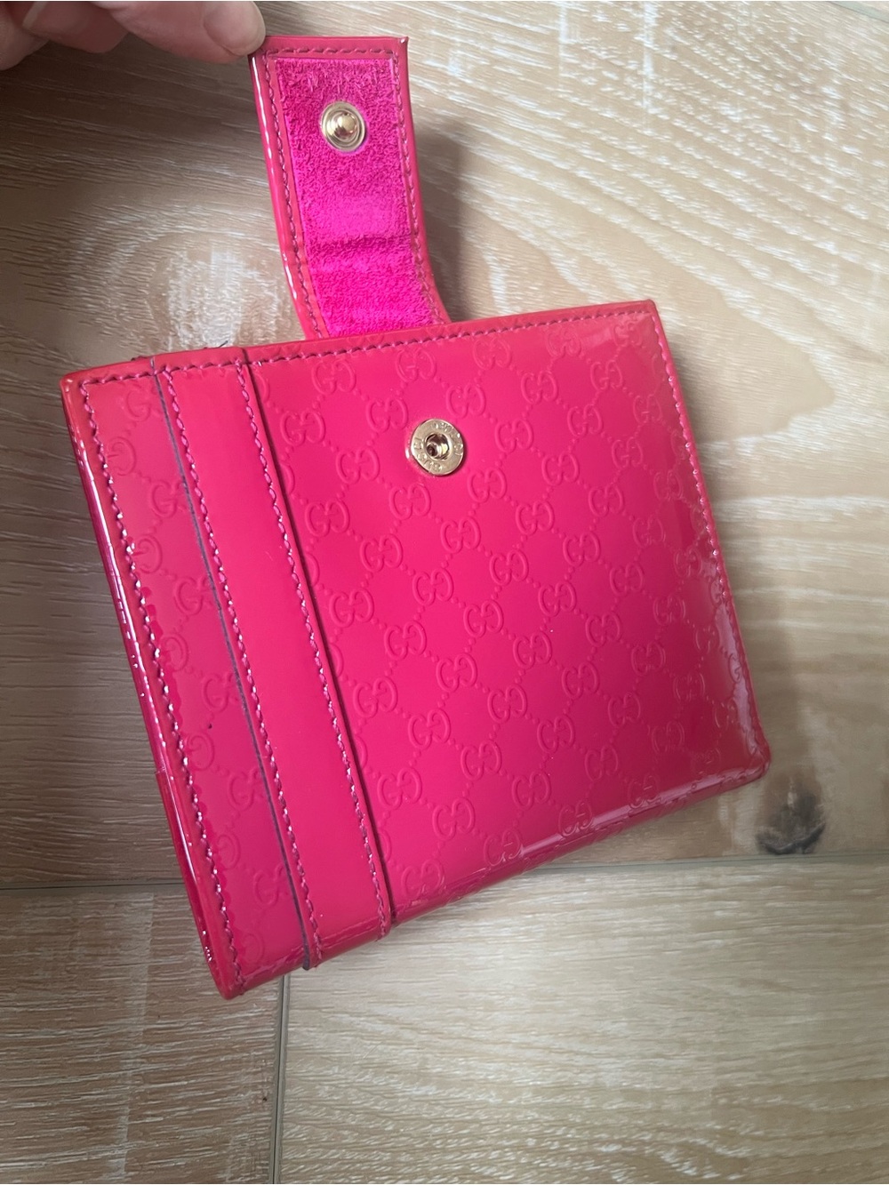 GUCCI Magenta Patent Micro Guccissima Compact Wallet - Picture 6 of 12